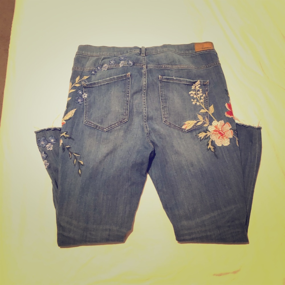 Embroidered & distressed crop jeans